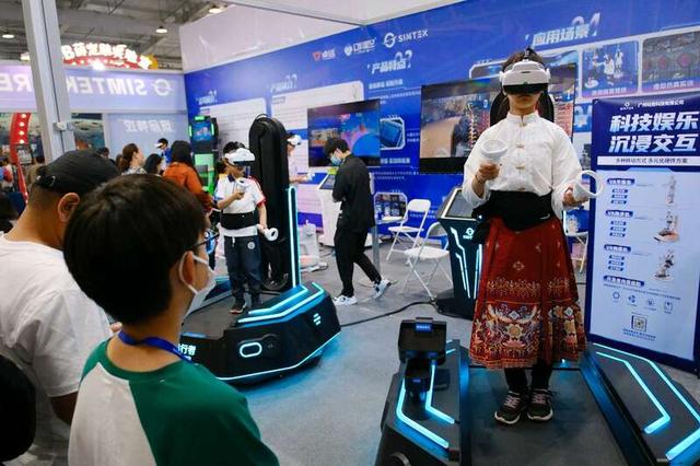 4月27日，北京首钢园，在第八届中国科幻大会“潮幻奇遇季”活动，一名身着马面裙的参观者正在体验VR跑步机。田嘉硕/摄