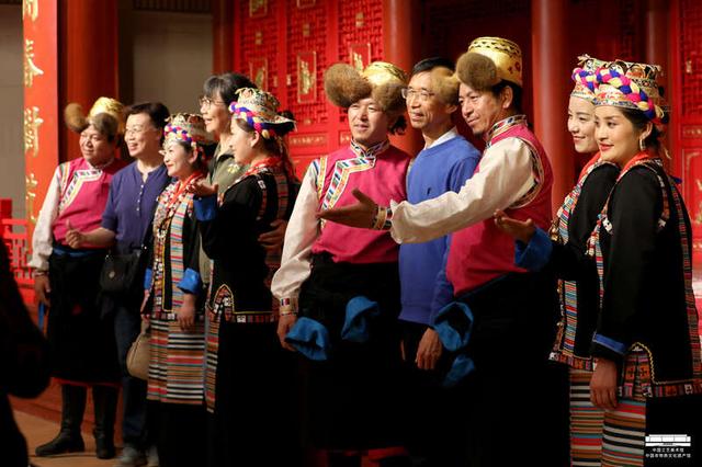 演员与观众合影。中国工艺美术馆中国非物质文化遗产馆供图
