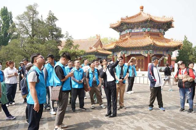 活动期间，京津冀蒙艺术青年到景山公园采风。主办方供图
