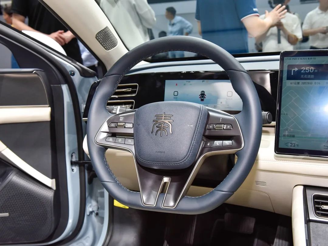 自媒体热点>正文> 同时,全新样式三辐式多功能方向盘以及无线手机充电