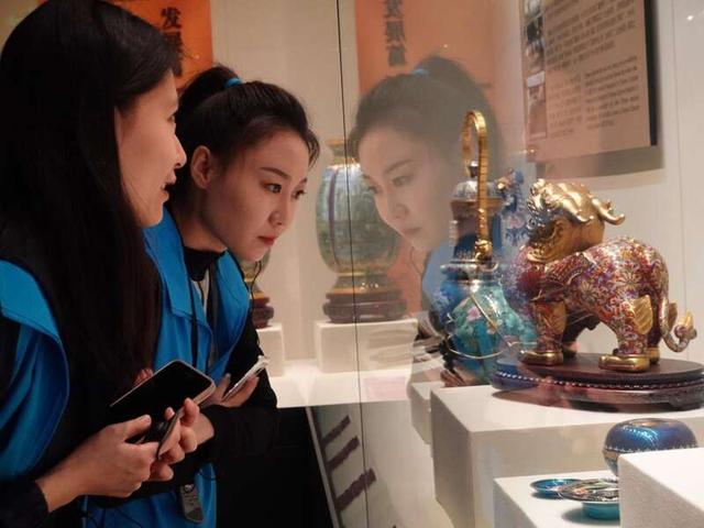 活动期间，京津冀蒙艺术青年走进中国景泰蓝艺术博物馆（北京市珐琅厂）。主办方供图