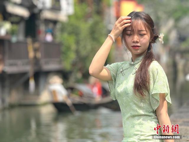 女子身穿新中式旗袍留影。项菁 摄