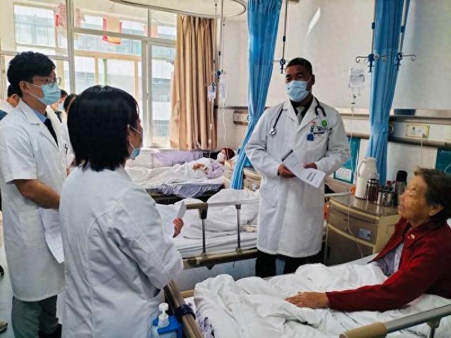 广东省第二人民医院肿瘤防治中心主任张绪慧（右二）在查房。受访者供图