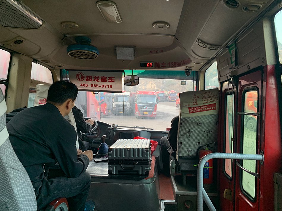 3月31日，从河曲县去往沙坪乡的路上，与十几辆拉煤车擦肩而过