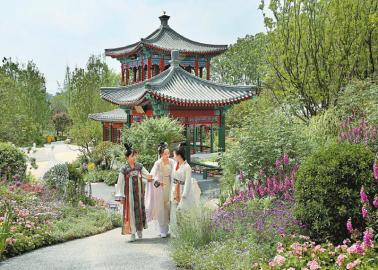 北京园身着汉服的游客。