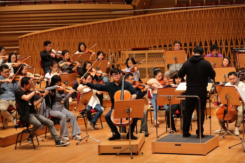 冯勇智和上海交响乐团排练。