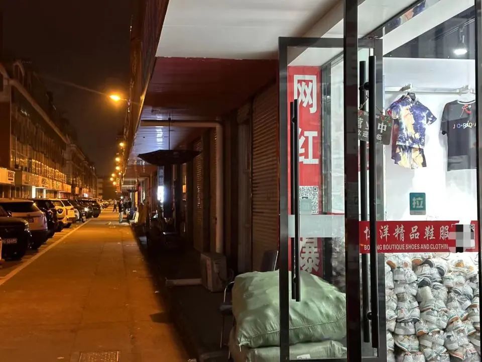 义乌夜晚的街头。（图源：时代周报记者 刘沐轩/摄）