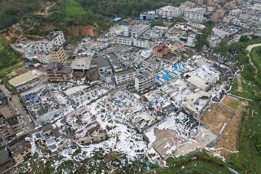 2024年4月28日，广州白云区陈洞村，多个厂房屋顶被龙卷风掀翻。中新社记者 陈骥旻 摄　