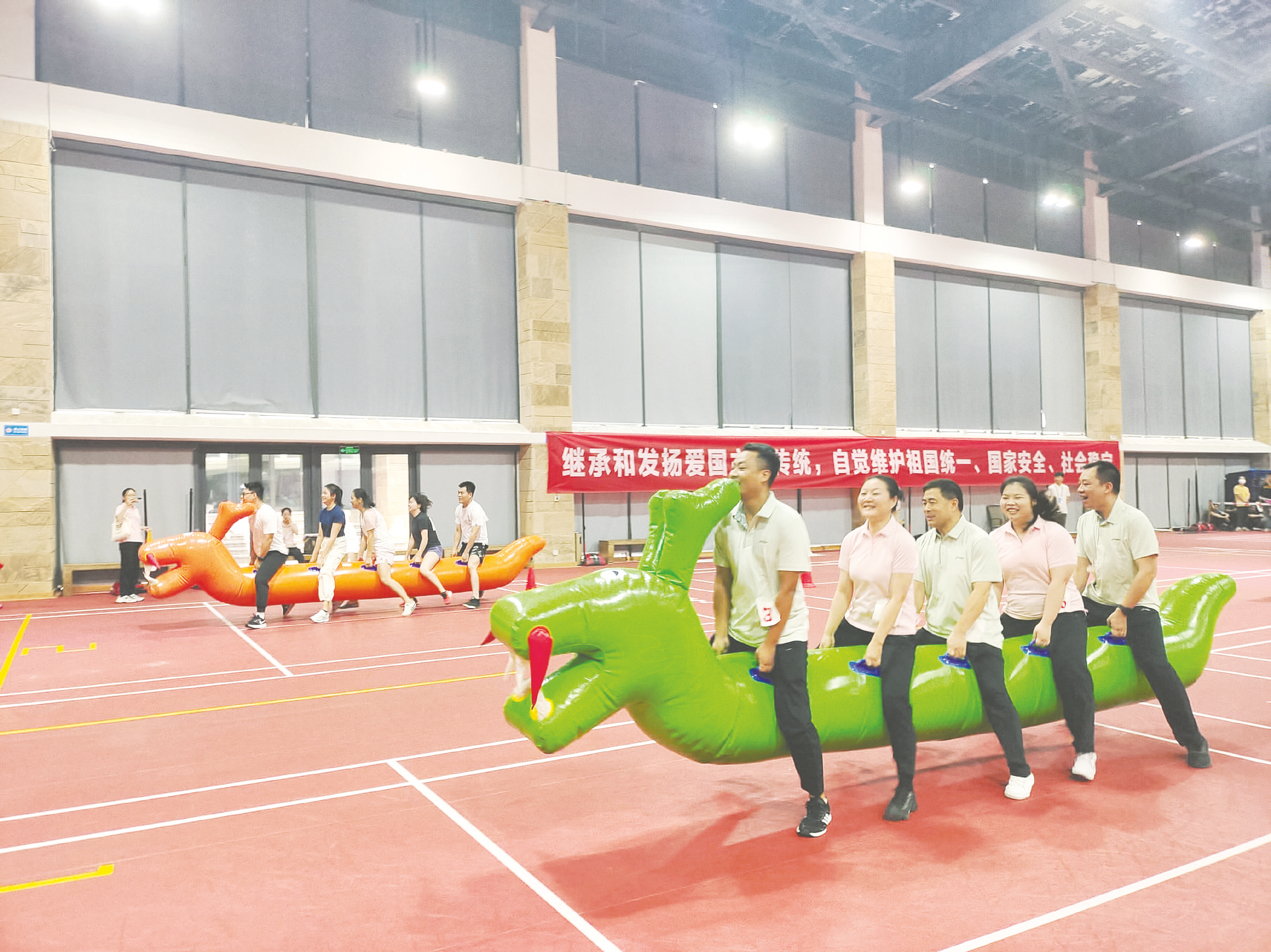     丰富有趣的南宁市直机关“民族团结杯”健身运动会在李宁体育园举行。     本报记者吴潇 摄