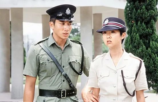 在电视剧《学警雄心》中，吴卓羲（左）和薛凯琪扮演警校学生。（图/《学警雄心》）