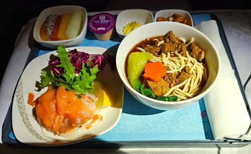 国航商务舱牛肉面/旅界实拍