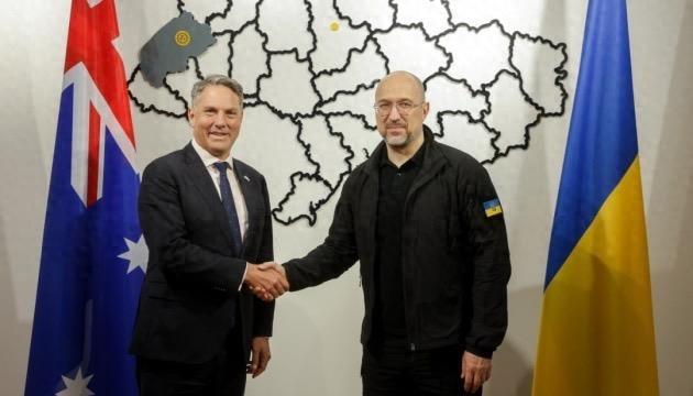 △澳大利亚国防部长马尔斯（左）与乌克兰总理什梅加尔（右）