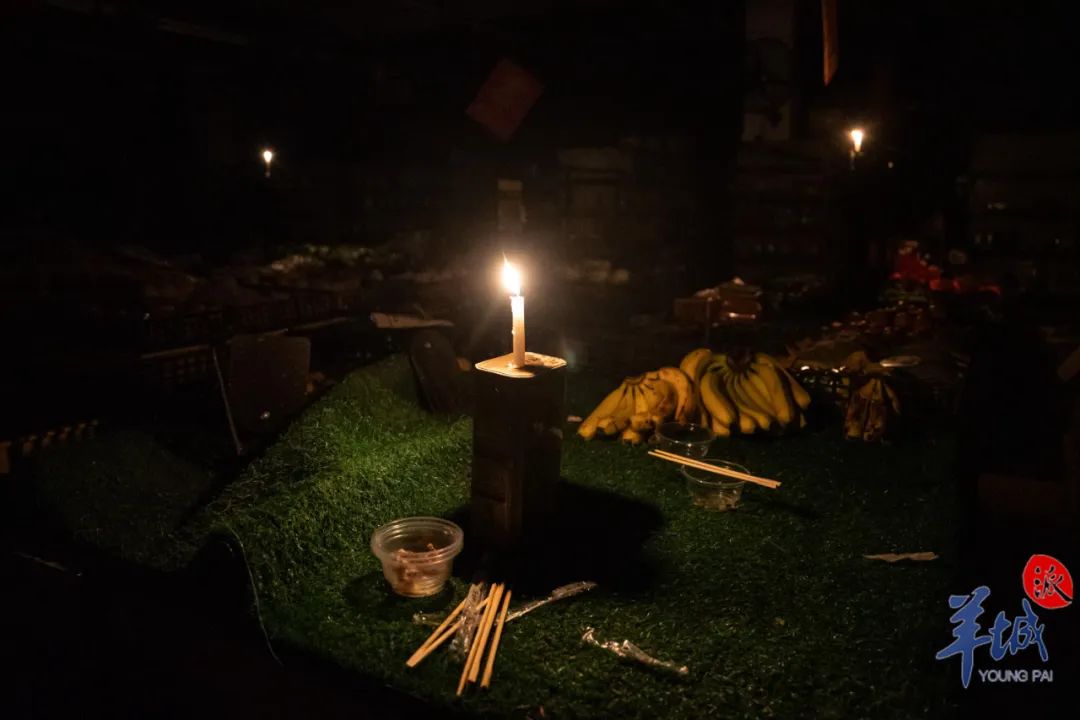 ▲龙卷风致使周边停电，小卖部内靠蜡烛照明。