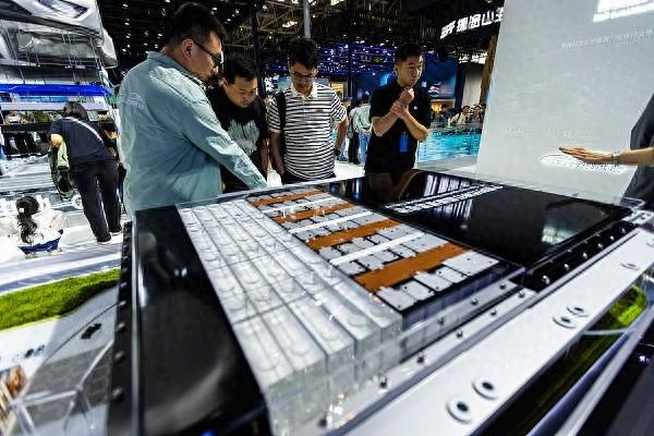 2024北京车展，宁德时代展台的神行超级增混电池。图片来源：视觉中国