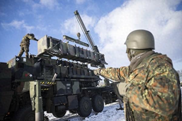 2023年12月1日，乌克兰士兵在德国联邦国防军一处基地接受“爱国者”防空导弹系统培训。图片来源：视觉中国