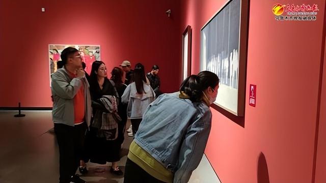 　　4月27日，第二届新疆文化艺术节美术系列展览在新疆美术馆开幕。图为展览现场，艺术爱好者正在观展。记者赵剑尘摄