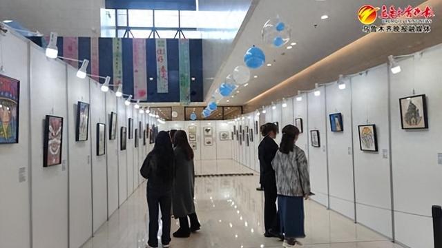 　　4月27日，第二届新疆文化艺术节美术系列展览在新疆美术馆开幕。图为展览现场，艺术爱好者正在观展。记者赵剑尘摄