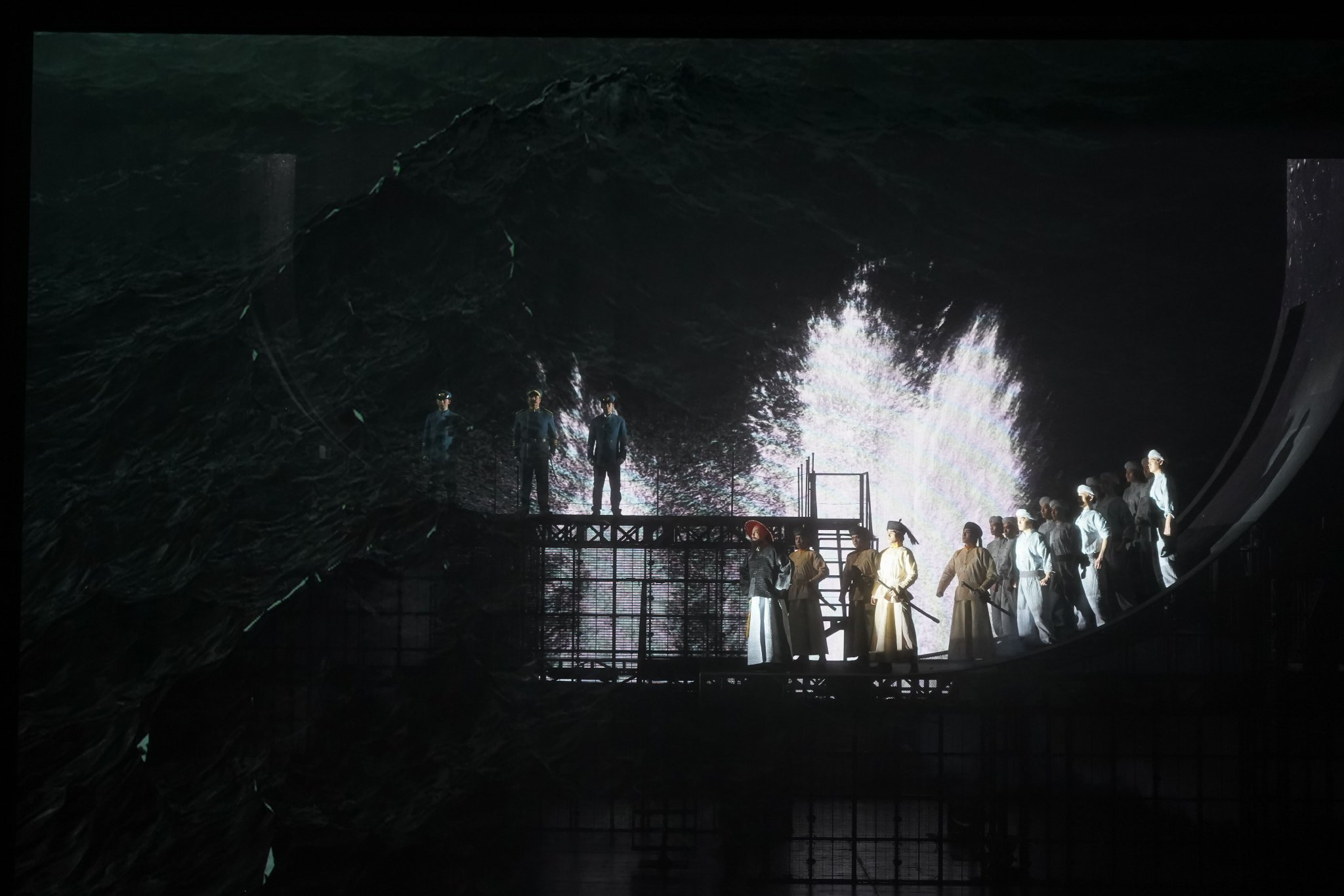 话剧《邓世昌》剧照殿,邓府等场景灵动转换.