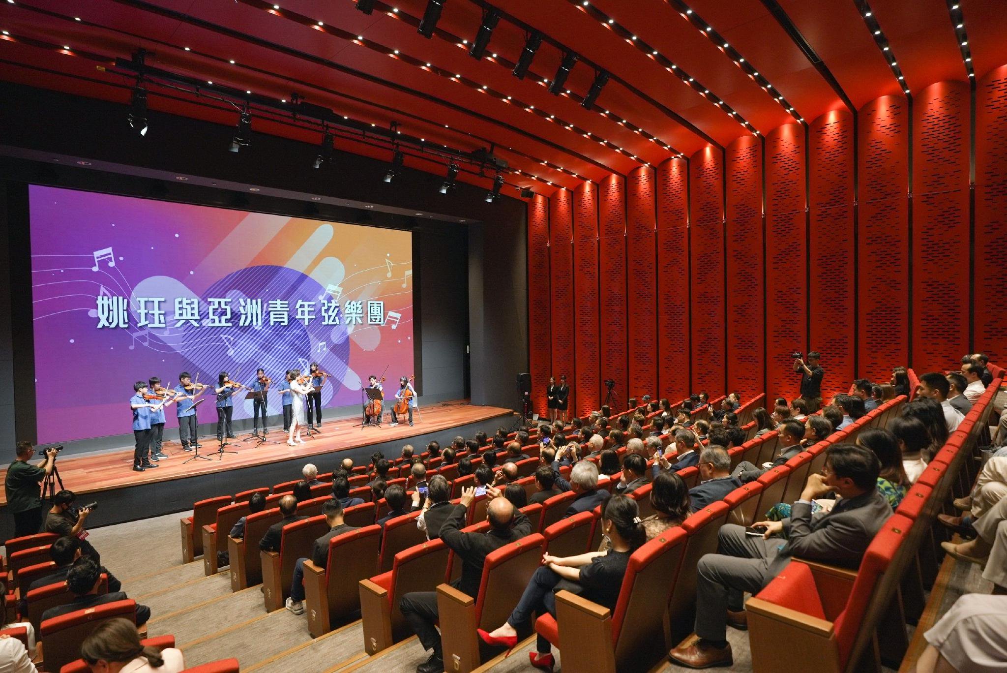 姚珏带领亚洲青年弦乐团，演奏《我的中国心》。上海广播电视台 供图