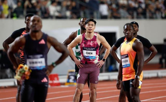 4月27日，中国选手陈冠锋（中）在男子100米比赛后，他位列第九。新华社记者 王丽莉 摄
