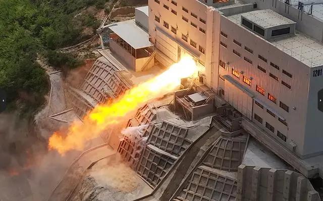 4月28日，由中国航天科技集团六院自主研制的130吨泵后摆液氧煤油发动机完成四机并联点火试验。航天科技六院供图