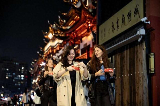 报名参加上海免费半日游的外国游客。携程供图