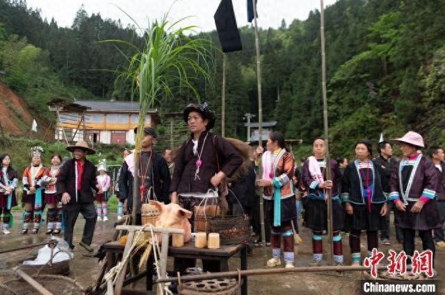 4月27日，村民在贵州省从江县加榜梯田“开秧门”活动上展示祭祀习俗。吴德军 摄