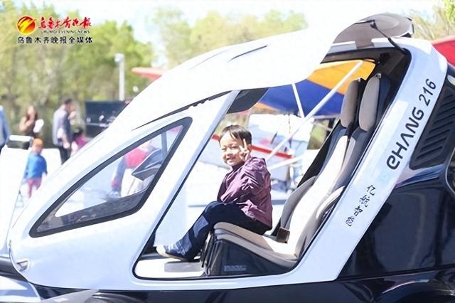 　　特种旅游装备展上的无人驾驶航空器吸引众多游客前来体验。记者赵莉摄