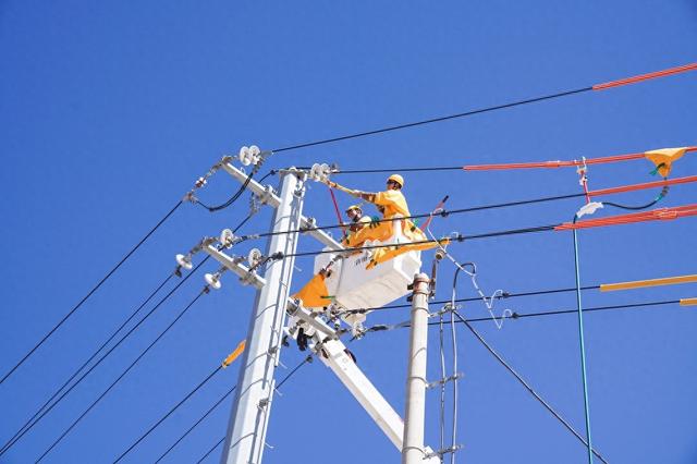 国网西宁供电公司运维人员在湟源县兔儿干村开展大型综合不停电作业，保障用户可靠用电。（星小花摄）