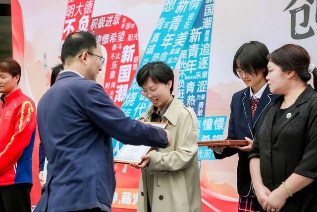 图为上海市青少年活动中心主任徐速为参与高校代表颁发纪念证书。