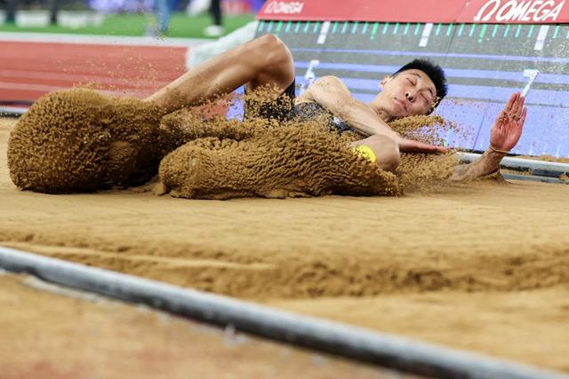 4月27日，中国选手王嘉男在男子跳远决赛中。新华社记者 李博 摄