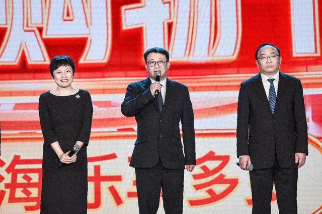 拼多多联合创始人范洁真（中）出席第五届上海“五五购物节”启动仪式。孟云归|摄