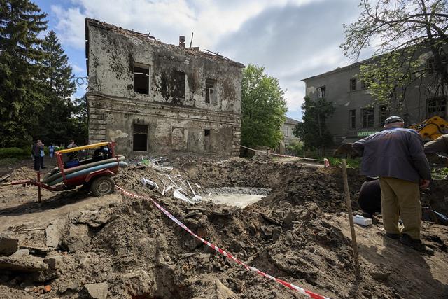 当地时间2024年4月27日，乌克兰哈尔科夫，当地一所精神病院遭俄军袭击。 澎湃影像 图