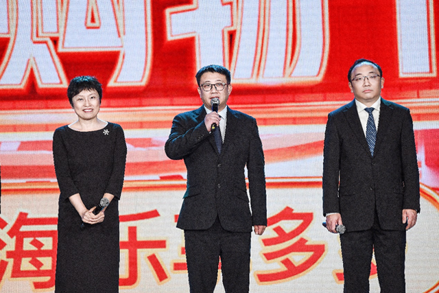 拼多多联合创始人范洁真（中）出席第五届上海“五五购物节”启动仪式。 孟云归|摄