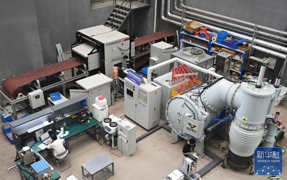 4月25日，工作人员在聚变堆主机关键系统综合研究设施（CRAFT）园区内搭建加速器活化分子应用工程样机平台。