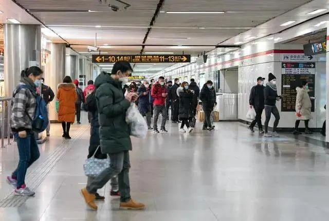 ▲资料图：乘客在上海地铁徐家汇站内行走。图/新华社