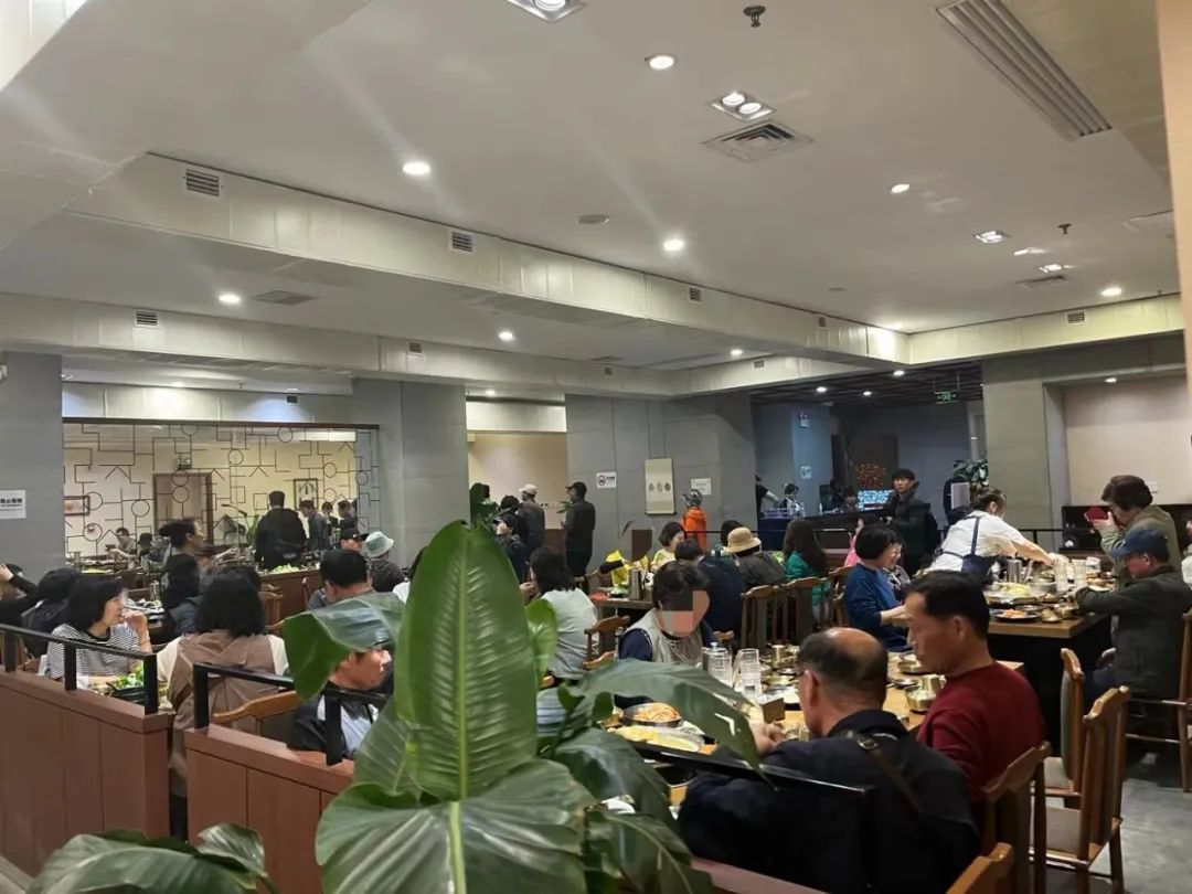 ▲晚上七点，韩餐厅被韩国旅游团坐满。新京报记者 冯雨昕 摄