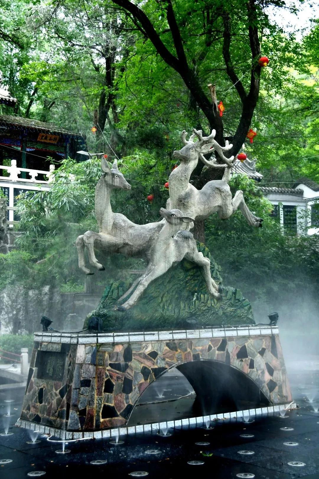 凤台之上，巍然屹立着一座高达十米的老子飞升阁，里面供奉着一尊三米高的老子汉白玉雕像。