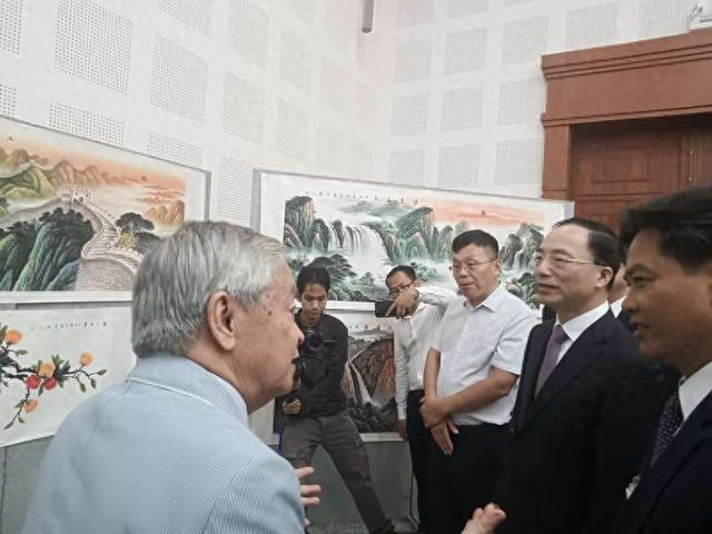 4月26日，在柬埔寨王家科学研究院高棉学者楼，中柬嘉宾现场参观书画展作品。中青报·中青网记者 王岩/摄