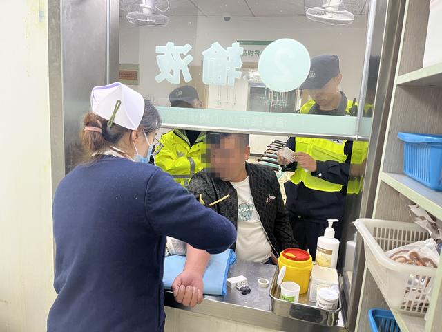 医护人员对两名司机血液进行采集。上海市公安局供图