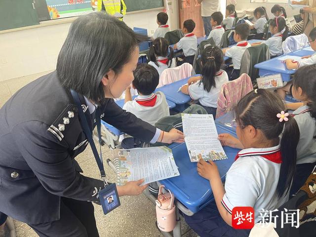 图为浦口警方进学校"送安全"