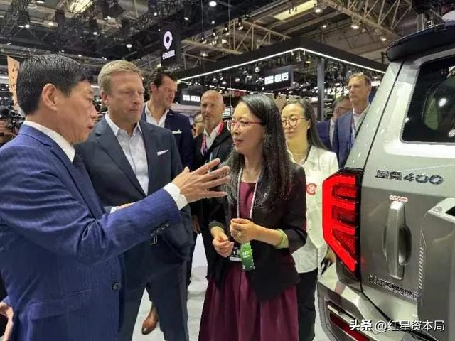 长城汽车董事长魏建军在北京车展向宝马集团董事长齐普策介绍坦克车型