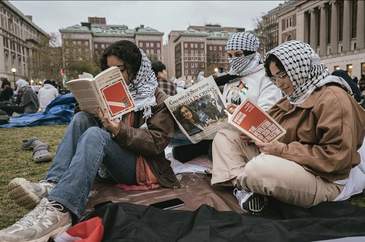 抗议学生在阅读巴勒斯坦相关书籍（来源：SJP社交媒体）