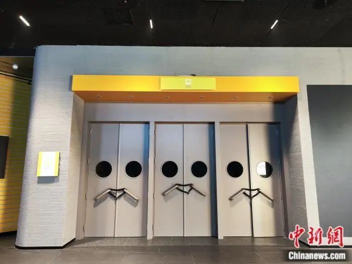 大门紧闭的北京“笑果工厂”。刘越 摄