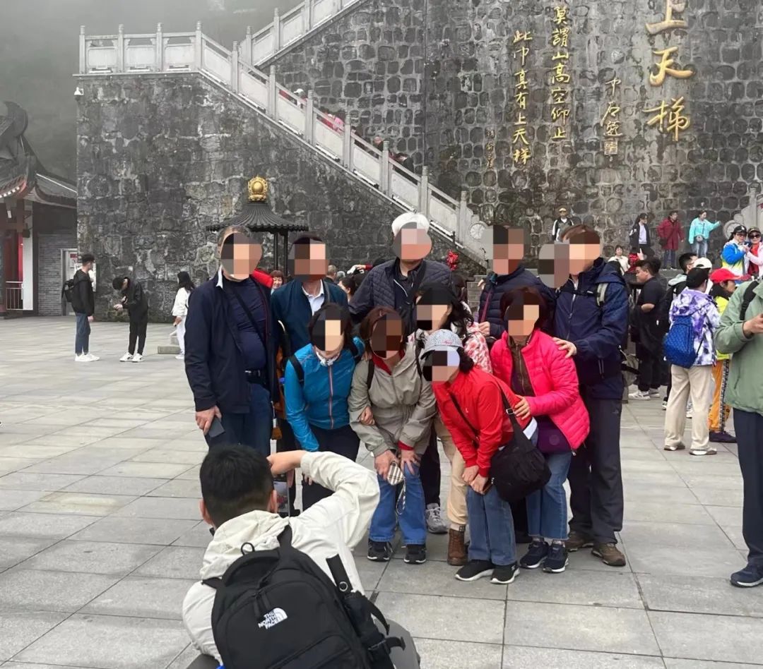 ▲天梯下，朝鲜族导游为韩国游客拍照留念。新京报记者 冯雨昕 摄