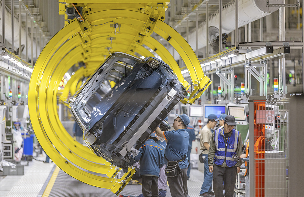 在位于重庆市两江新区的赛力斯汽车超级工厂，工作人员在总装车间生产线上作业（4月25日摄）。新华社 图