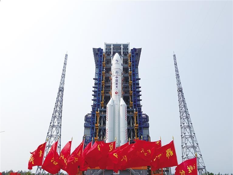 4月27日，嫦娥六号探测器和长征五号遥八运载火箭器箭组合体垂直转运至发射区。 □新华社照片