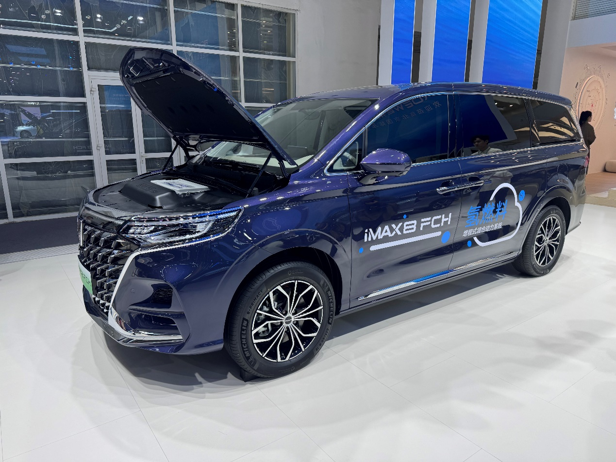 （上汽荣威在北京车展展出的全球首款氢能源增程MPV汽车iMAX8。本报资料室/图）