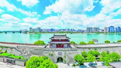 汉江之畔，远眺襄阳古城墙。杨东摄