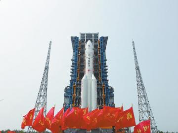 4月27日，嫦娥六号探测器和长征五号遥八运载火箭器箭组合体垂直转运至发射区。新华社发（黄国畅 摄）